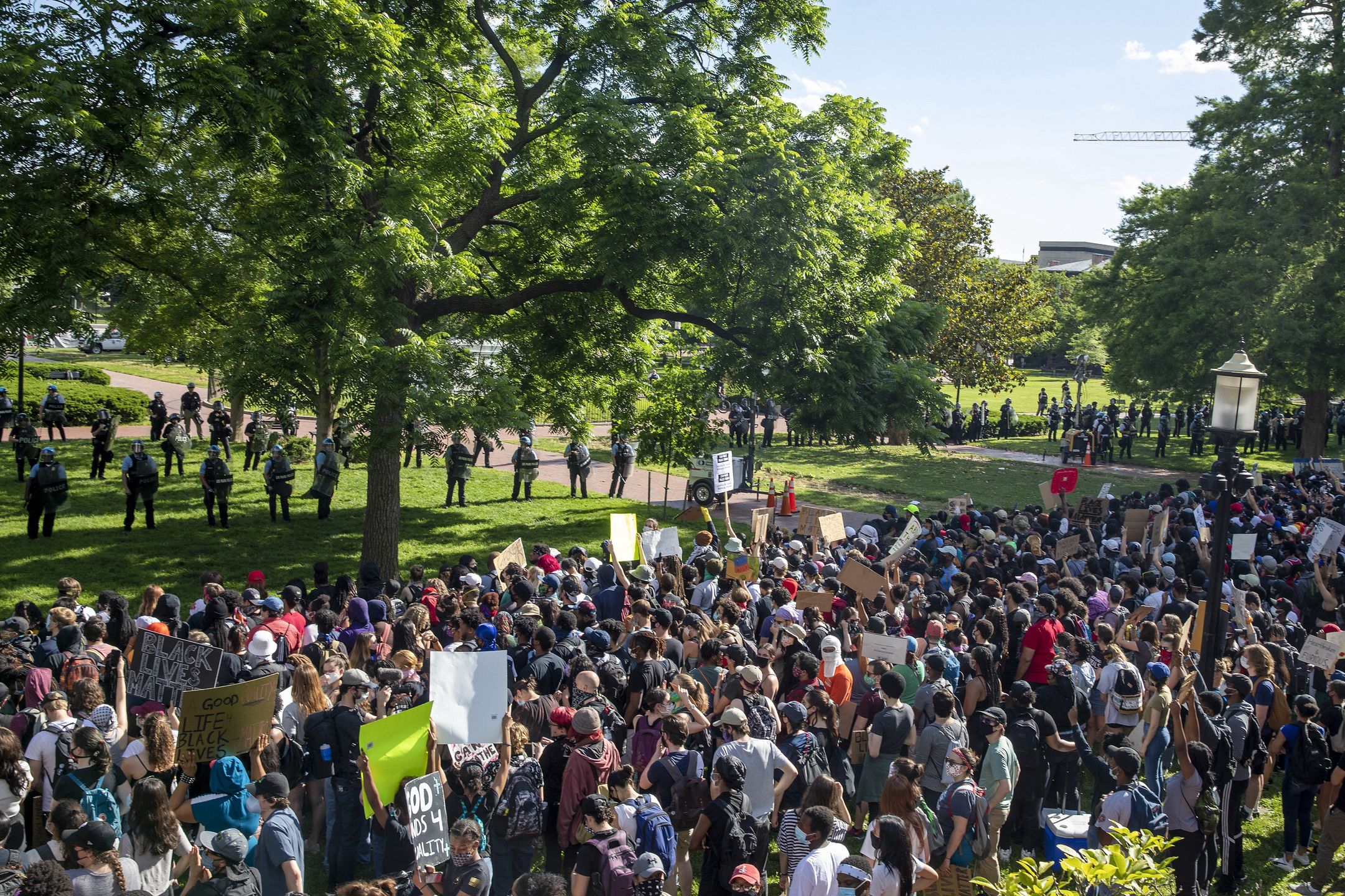 Protestujący w waszyngtońskim Parku Lafayette, 31 marzec 2020 r.