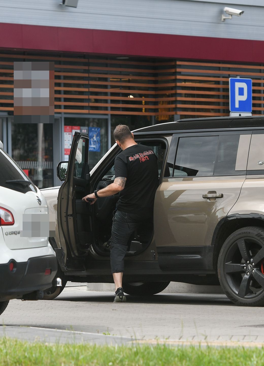 Tomasz Karolak na stacji paliw