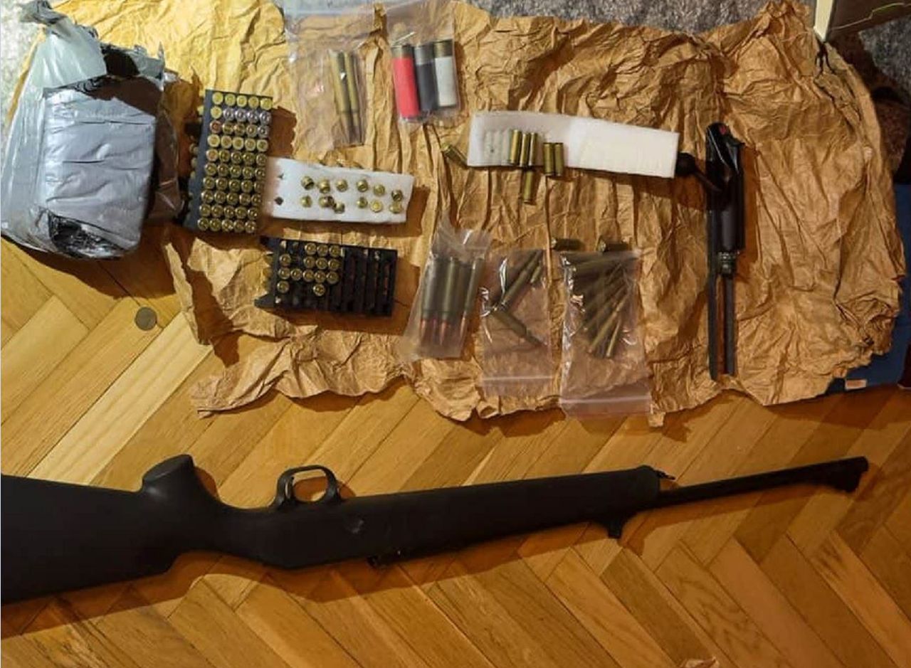 Warszawa: Znajoma zgłosiła brak kontaktu z 51-latkiem. W czasie interwencji wpadł z nielegalną bronią