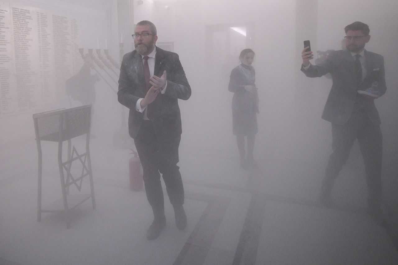 Siedem zarzutów dla Grzegorza Brauna. Chodzi m.in. o szarpanie ministra zdrowia
