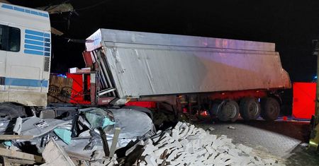 Zginął kierowca przygnieciony gruzami i ciężarówką
