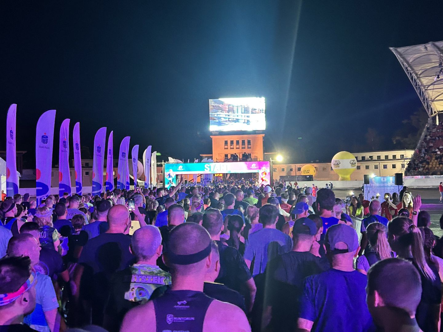 Start półmaratonu na Stadionie Olimpijskim. Tłum biegaczy, muzyka i rozgrzewka prowadzona przez trenerów rozgrzały atmosferę do czerwoności już przed pierwszym krokiem. Widzicie ten tłum?
