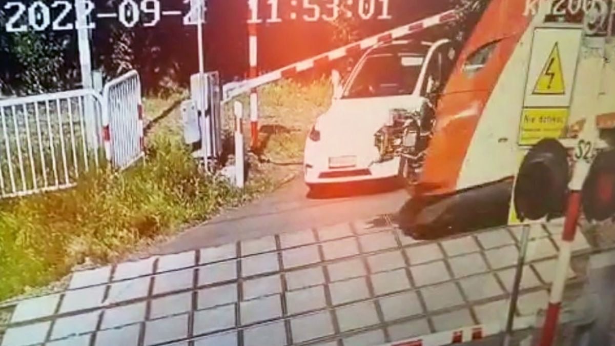 Nieodpowiedzialna kierująca wjechała na przejazd mimo czerwonego światła
