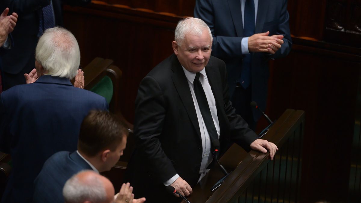 Warszawa, 14.09.2022. Prezes PiS Jarosław Kaczyński (C) na sali plenarnej podczas posiedzenia Sejmu w Warszawie, 14 bm. Niższa Izba Parlamentu zajmie się m.in. przepisami zakładającymi wydłużenie obowiązywania tarczy antyinflacyjnej, projektem uchwały PiS w sprawie reparacji wojennych, senackimi poprawkami do ustawy o wsparciu odbiorców ciepła, oraz senackimi poprawkami do ustawy o szczególnym wsparciu podmiotów poszkodowanych w związku z sytuacją ekologiczną na rzece Odrze. (aldg) PAP/Marcin Obara