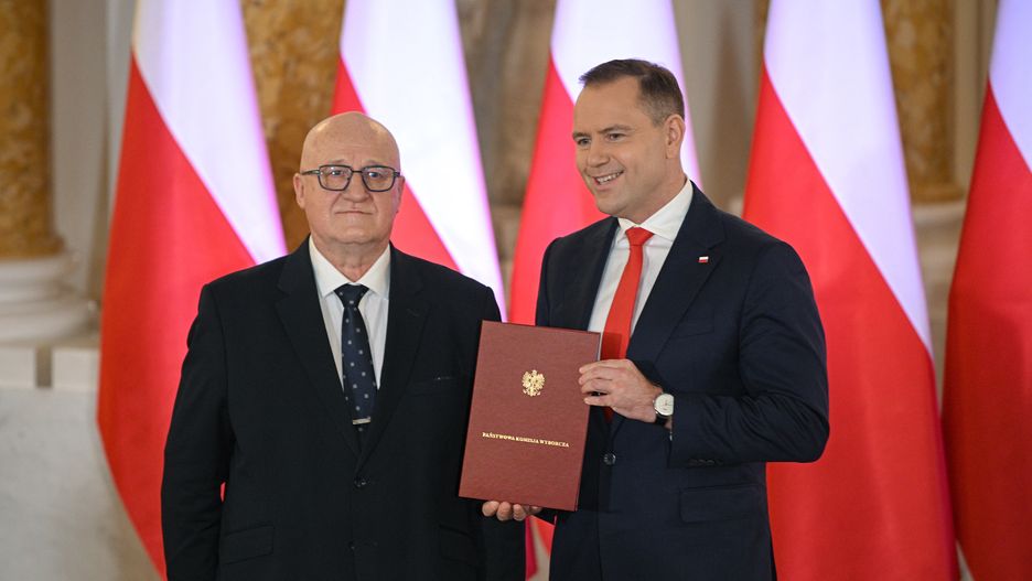Warszawa, 11.06.2025. Przewodniczący Państwowej Komisji Wyborczej Sylwester Marciniak (L) oraz prezydent elekt Karol Nawrocki (P) podczas uroczystości wręczenia prezydentowi RP uchwały PKW ws. stwierdzenia wyniku wyborów prezydenckich, 11 bm. na Zamku Królewskim w Warszawie. W drugiej turze wyborów prezydenckich zwycięzcą został popierany przez PiS Karol Nawrocki, uzyskując 50,89 proc. głosów. Kandydat KO Rafał Trzaskowski zdobył 49,11 proc. poparcia. (ad) PAP/Marcin Obara
