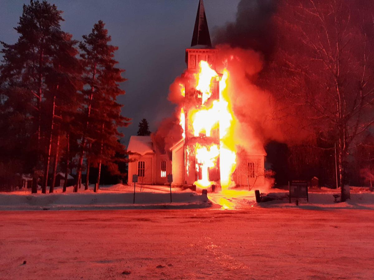 Pożar w kościele w czasie mszy. Drzwi były związane linami
