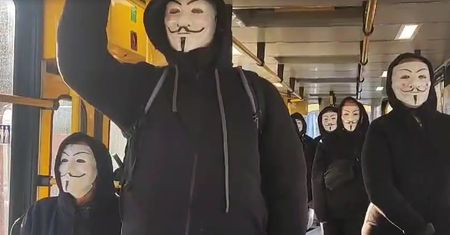 Chodzili po Warszawie przebrani za Anonymous. Przedziwne sceny w stolicy