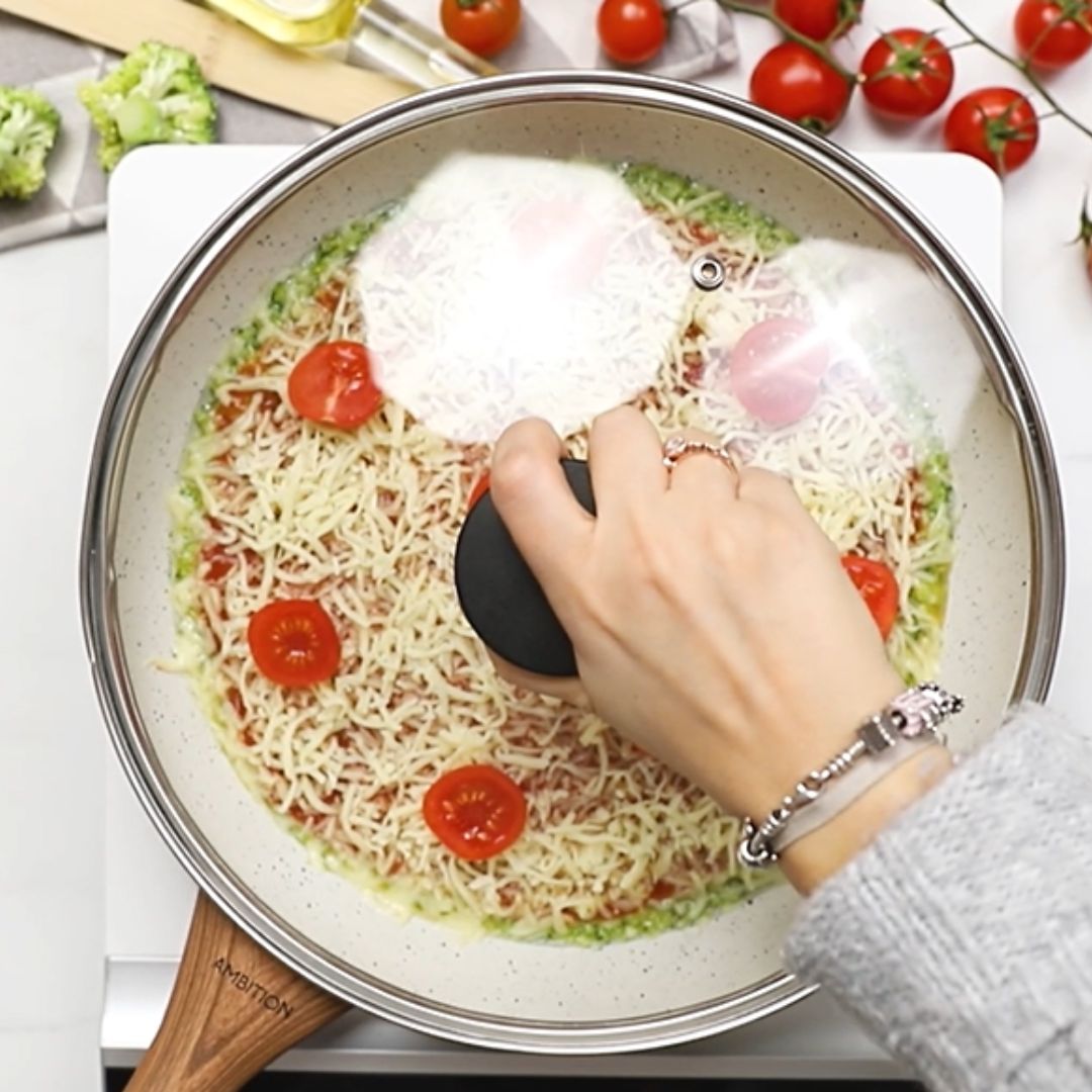Na koniec piekę pizzę pod przykryciem