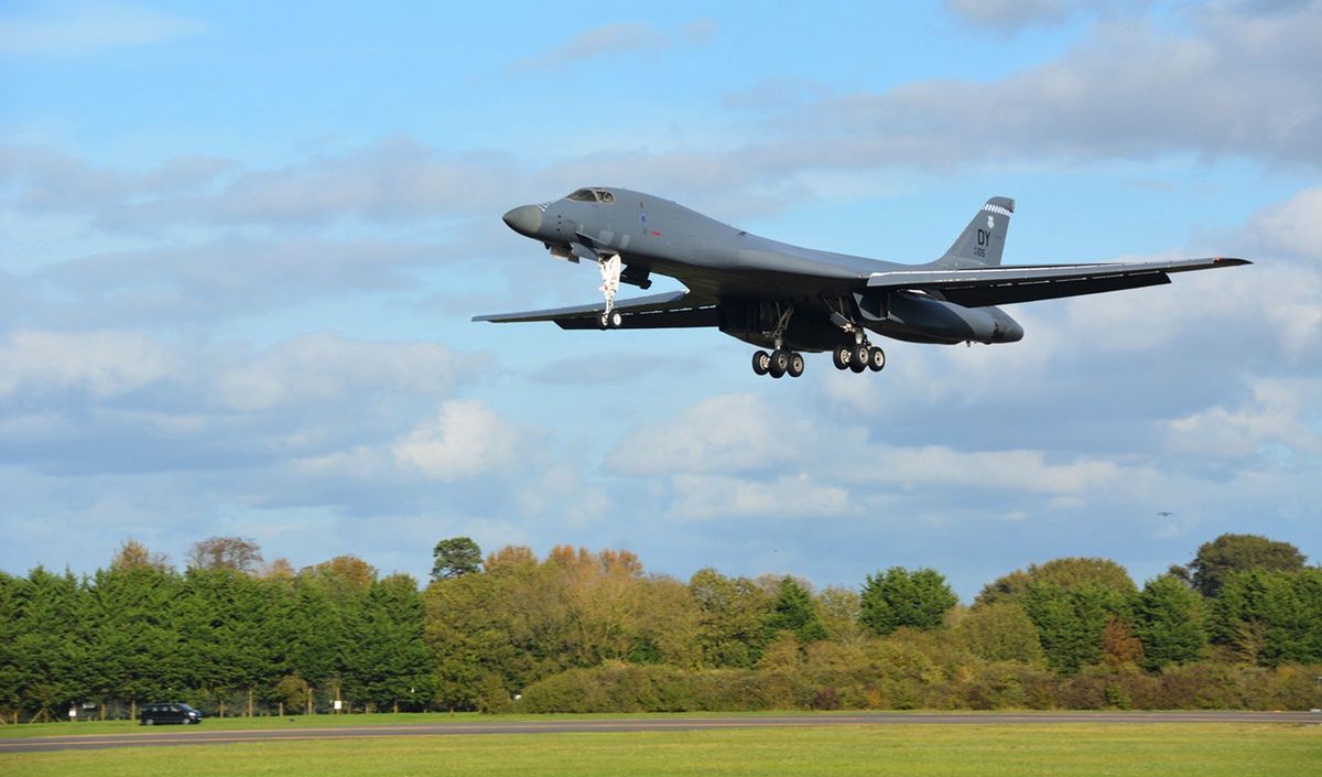 Bombowiec B-1B Lancer ląduje w bazie Fairford