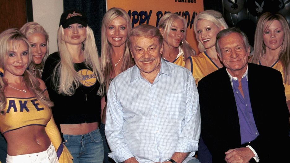 Jerry Buss, właściciel Los Angeles Lakers, Hugh Hefner i króliczki "Playboya" w 2003 r.