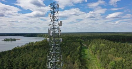 Play poprawia zasięg. 99 nowych stacji bazowych w Polsce