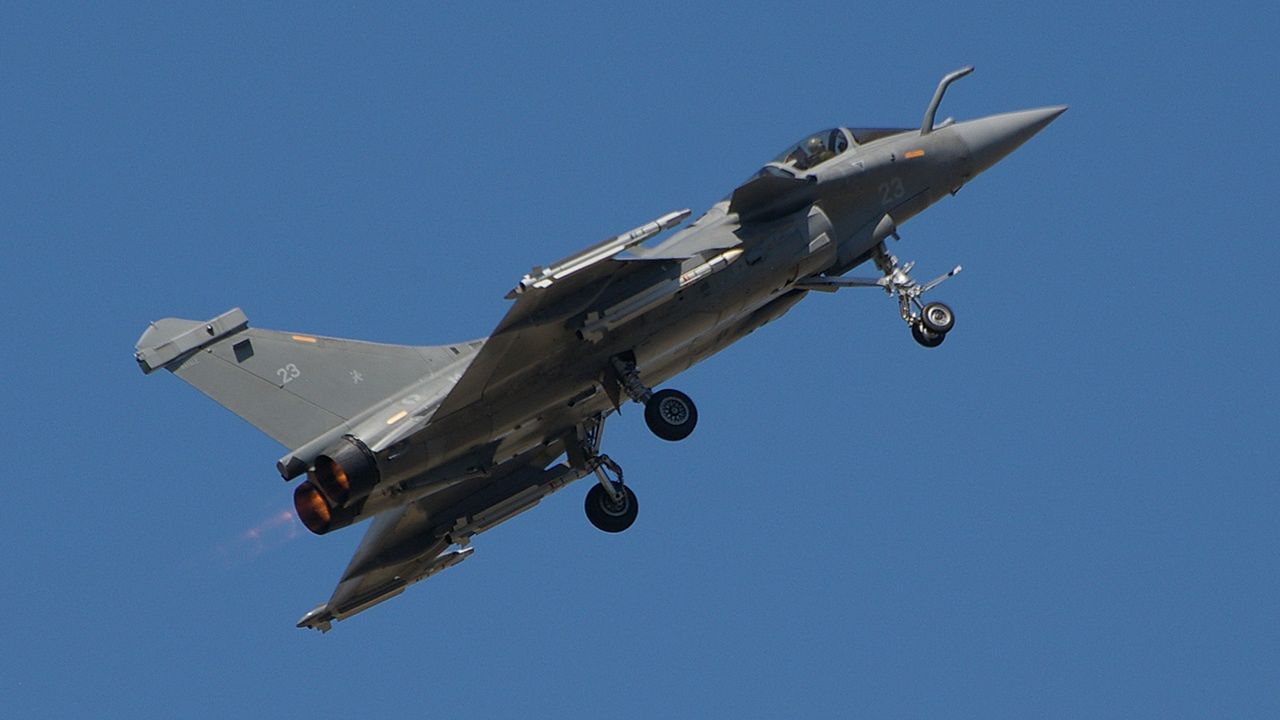 Rafale z pociskami MICA.