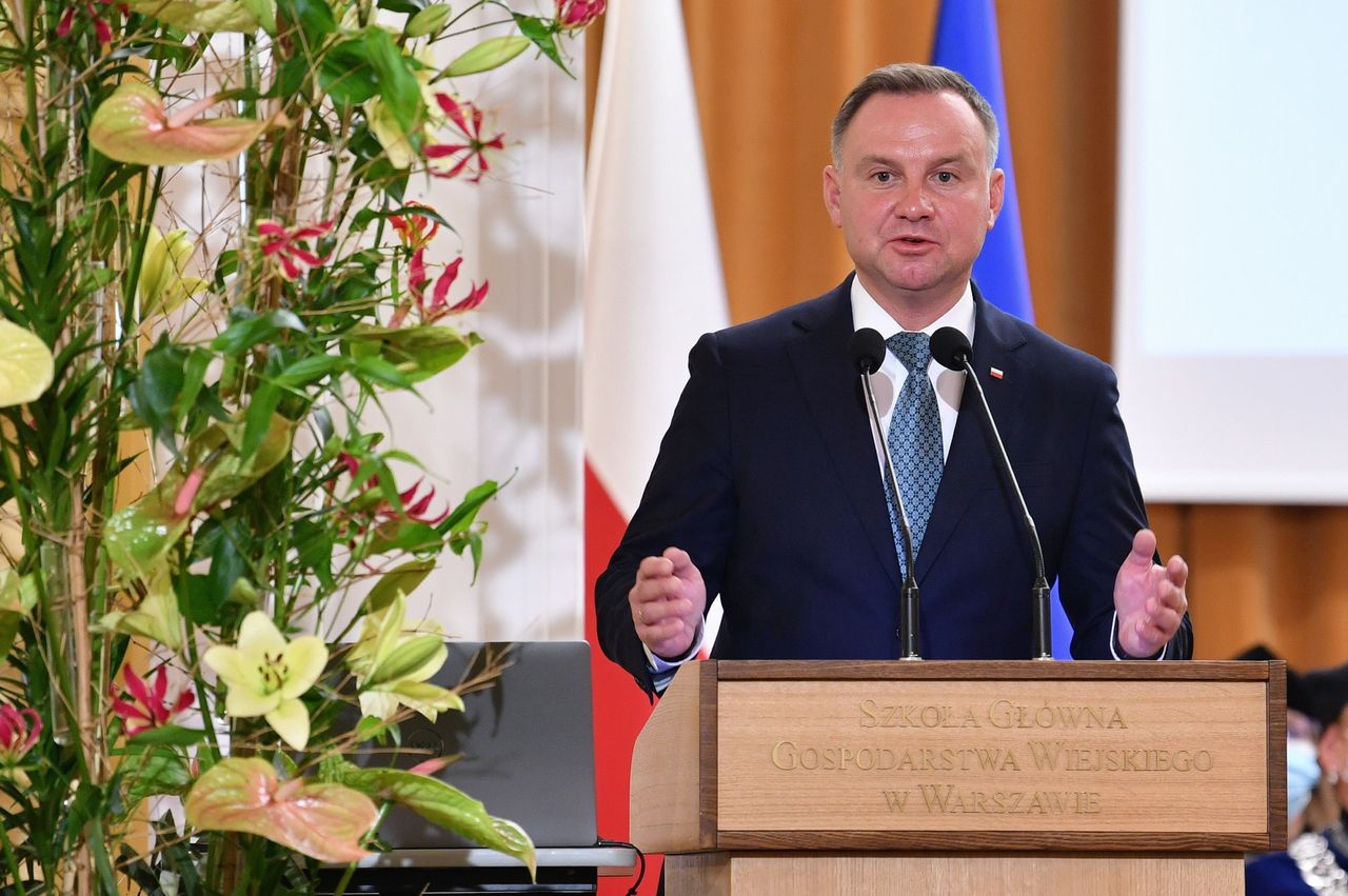 Warszawa. Prezydent Andrzej Duda podczas uroczystej inauguracji roku akademickiego 2021/2022 w Szkole Głównej Gospodarstwa Wiejskiego 