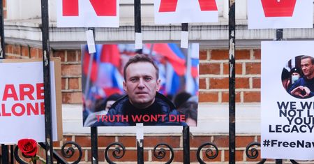 Media: Znaleźli ciało Nawalnego. "Na ciele widać siniaki"