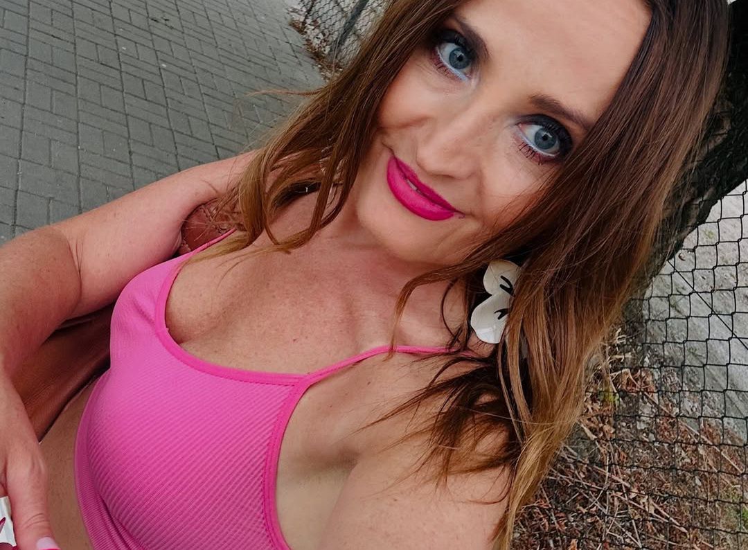 Wskoczyła w króciutki top. "Petarda, ogień"