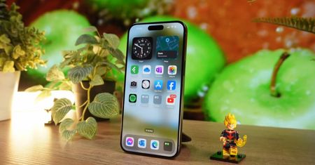 Ludzie skarżą się na nową aktualizację iPhone'ów. System przywraca niechciane zdjęcia