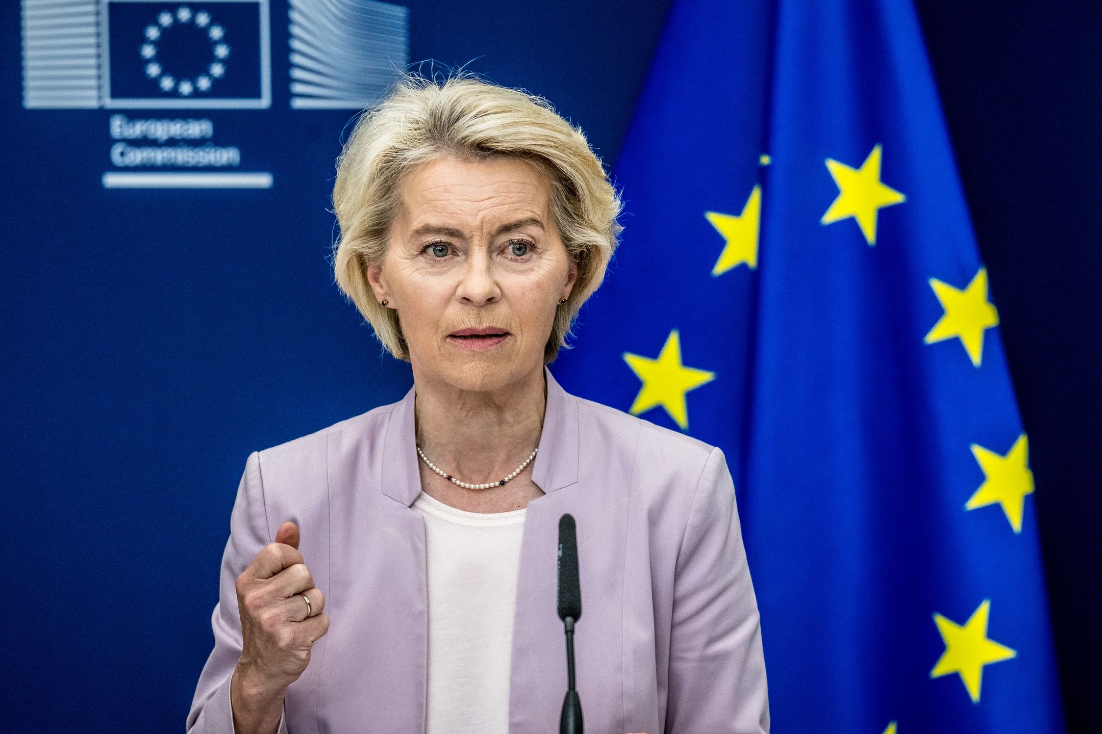 Bruksela, Belgia, 17.08.2025. Przewodnicząca KE Ursula von der Leyen podczas wspólnej konferencji prasowej z prezydentem Ukrainy Wołodymyrem Zełenskim po spotkaniu w Brukseli, 17 bm. Spotkanie odbywa się przed wizytą prezydenta Ukrainy w Waszyngtonie, gdzie ma rozmawiać z prezydentem USA Donaldem Trumpem. (jm) PAP/Wiktor Dąbkowski