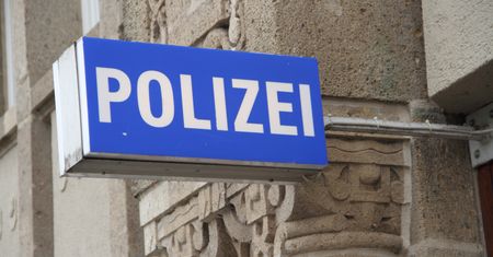 Oficer miał ją zgwałcić na oczach 1000 osób. Horror w Berlinie