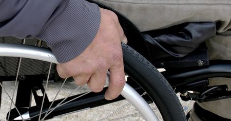 Pomógł znajomemu w potrzebie. Niepełnosprawny szybko tego pożałował