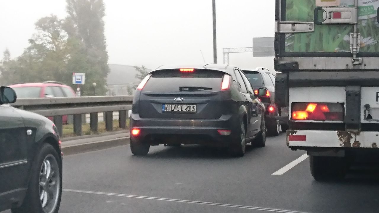 Za mała mgła – mandat. Zasady korzystania ze świateł przeciwmgłowych