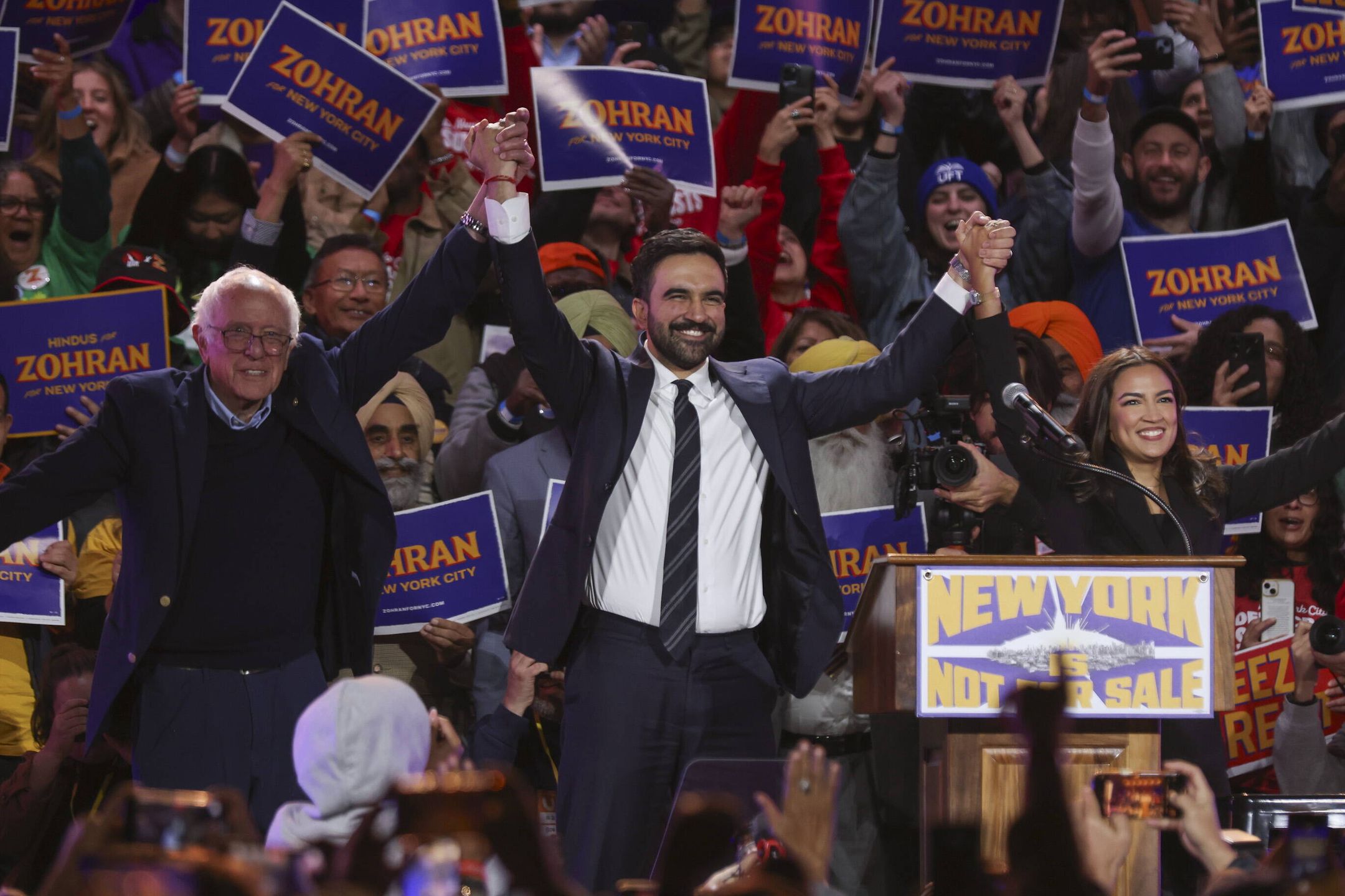 Zohran Mamdani i Bernie Sanders na wiecu wyborczym