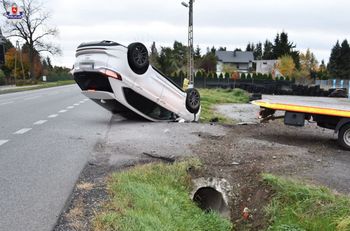 Ciasna: Dramatyczny wypadek na DK11 w pow. lublinieckim. Auto przekoziołkowało i wylądowało w rowie. Kobieta trafiła do szpitala
