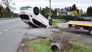 Ciasna: Dramatyczny wypadek na DK11 w pow. lublinieckim. Auto przekoziołkowało i wylądowało w rowie. Kobieta trafiła do szpitala