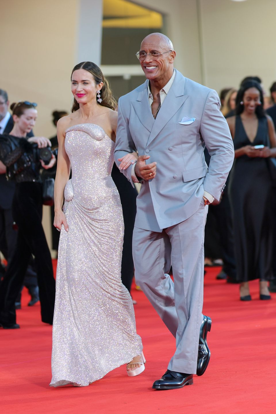 Emily Blunt i Dwayne Johnson na czerwonym dywanie w Wenecji
