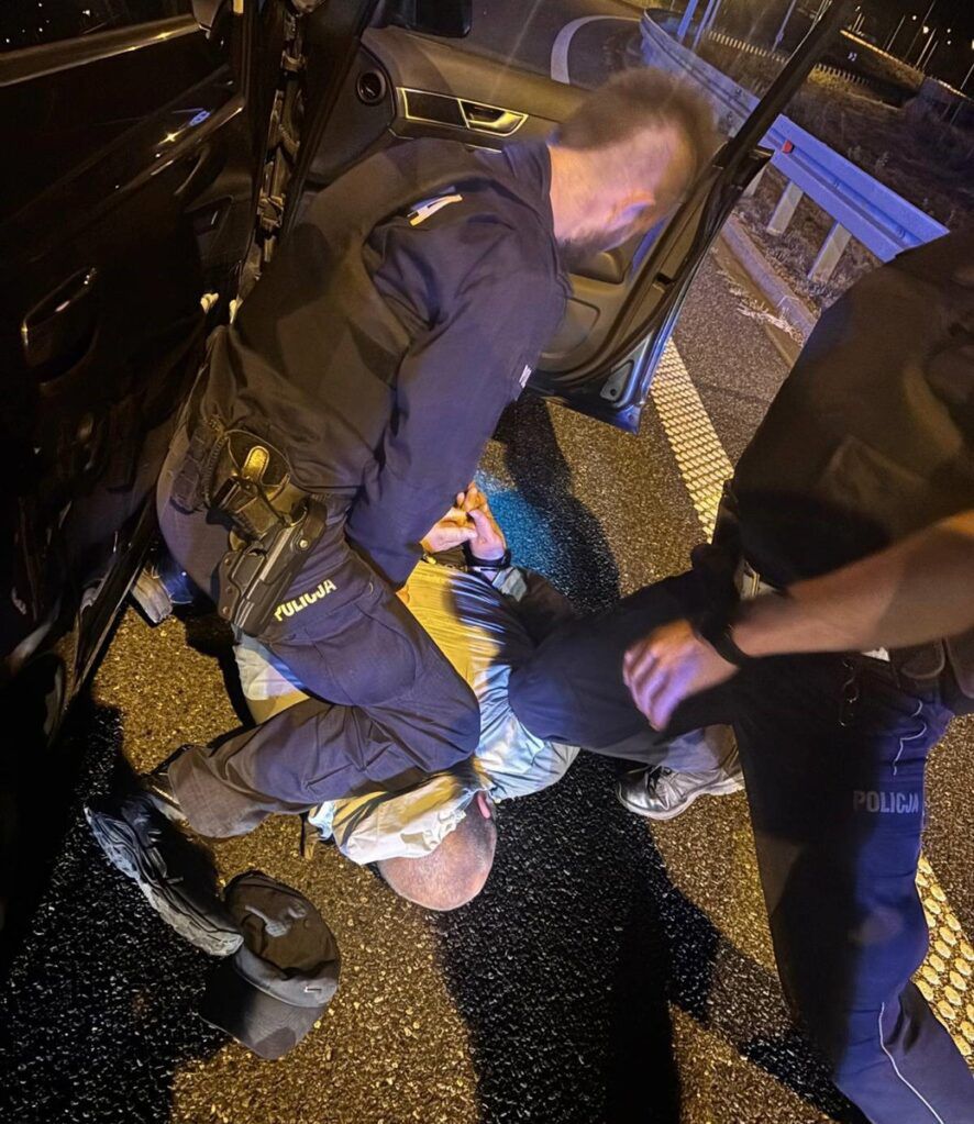 Dwóch obywateli Rosji podejrzanych o zabójstwo zatrzymano na autostradzie A2