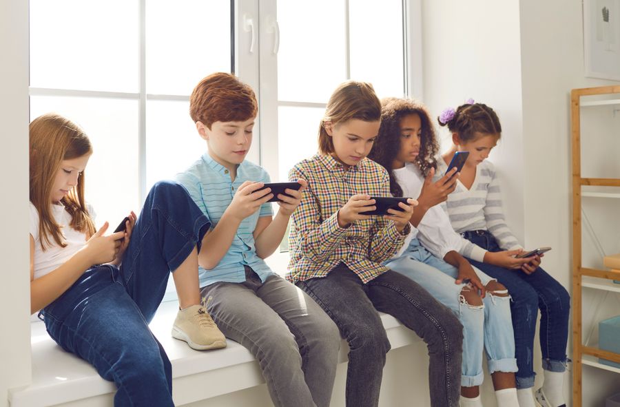 How much do mobile phones and social networks affect children and what we can do to help 