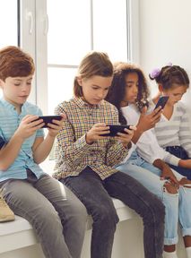 How much do mobile phones and social networks affect children and what we can do to help