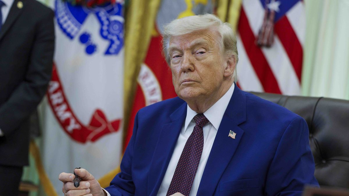US President Donald Trump signs executive orders at White House
epa13014151 US President Donald J. Trump signs an executive order during a ceremony in the Oval Office of the White House in Washington, DC, USA, 03 June 2026. President Trump signed executive orders on the federal workforce and immigration.  EPA/SHAWN THEW / POOL 
Dostawca: PAP/EPA.
SHAWN THEW / POOL
Lincon Memorial, Monuments, US Politics, Construction, 250