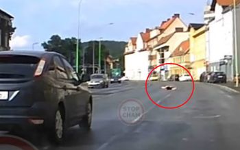 W takiej pozycji leżał na jezdni. Bulwersujące sceny w Wałbrzychu