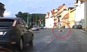 W takiej pozycji leżał na jezdni. Bulwersujące sceny w Wałbrzychu
