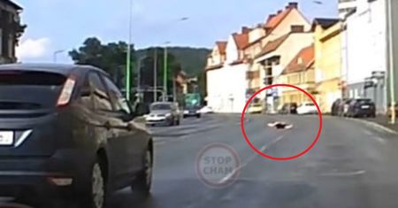 W takiej pozycji leżał na jezdni. Bulwersujące sceny w Wałbrzychu