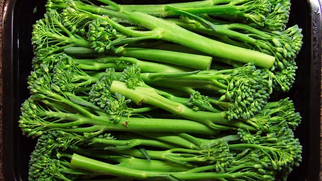 Surowe łodygi brokuła