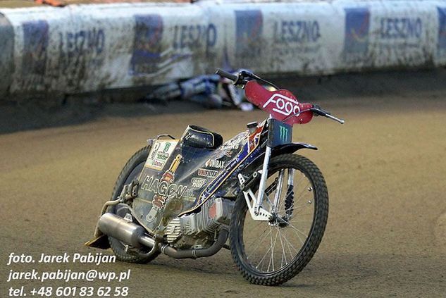 Chris Holder zdołał w porę zsiąść ze swojego motocykla