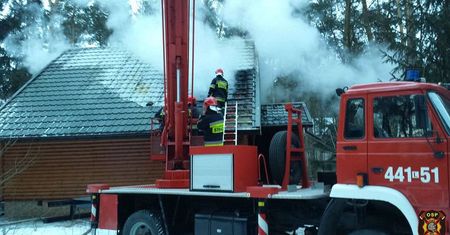 Pożar domu w lesie Dąbrowa nad Zalewem Zemborzyckim. Stracili cały dobytek życia, potrzebna pomoc