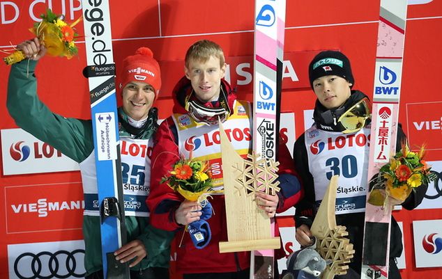 Podium indywidualnego konkursu PŚ w Wiśle 2018/2019. Od lewej drugi Stephan Leyhe, triumfator Jewgienij Klimow i trzeci Japończyk Ryoyu Kobayashi. Fot. PAP/Grzegorz Momot