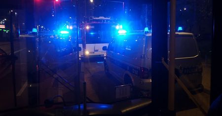 Dwóch pasażerów wybiło szybę w trolejbusie, po czym uciekli. Policja zabezpieczyła monitoring