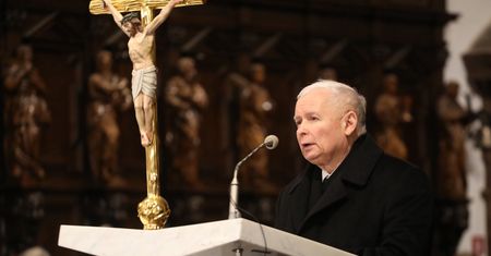 Jarosław Kaczyński przy ołtarzu. "To naprawdę wielki cios i ból"