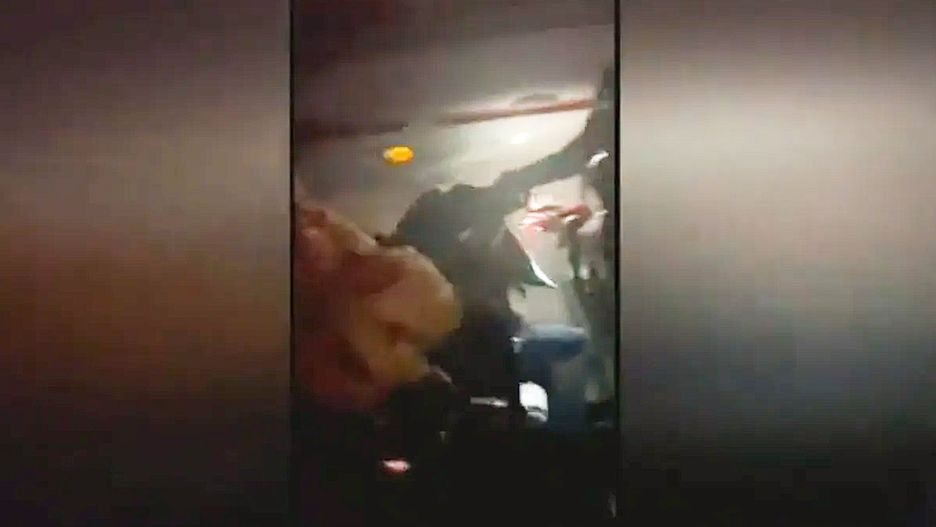 Podczas lotu doszło do bójki pomiędzy dwoma pasażerami, przez co samolot musiał awaryjnie lądować. 