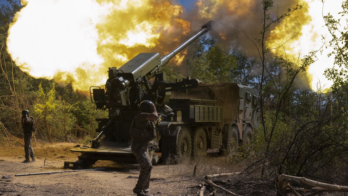 epaselect epa12313110 Servicemen of the 44th Separate Artillery Brigade fire the 2S22 'Bohdana' on the frontline in the Zaporizhzhia region, Ukraine, 20 August 2025, amid the ongoing Russian invasion. The Bohdana is a 155 mm NATO-standard caliber, self-propelled howitzer developed in Ukraine. EPA/STRINGER Dostawca: PAP/EPA.