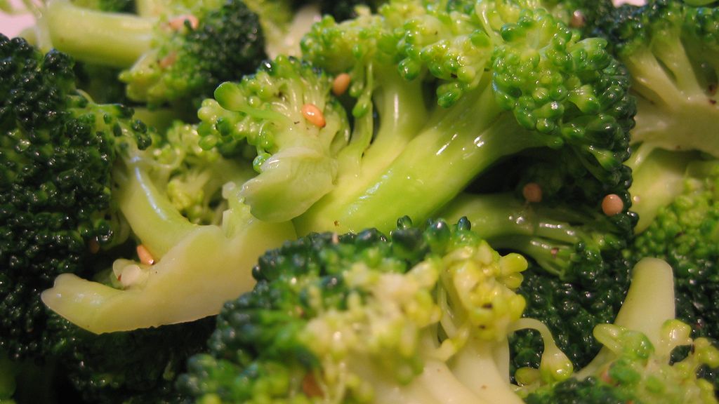 Gotowane mrożone różyczki brokuła z dodatkiem soli, odsączone