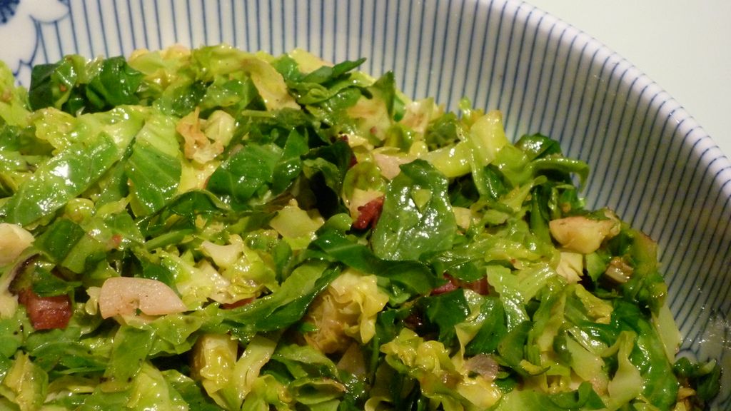 Gotowana brukselka z dodatkiem soli, odsączona