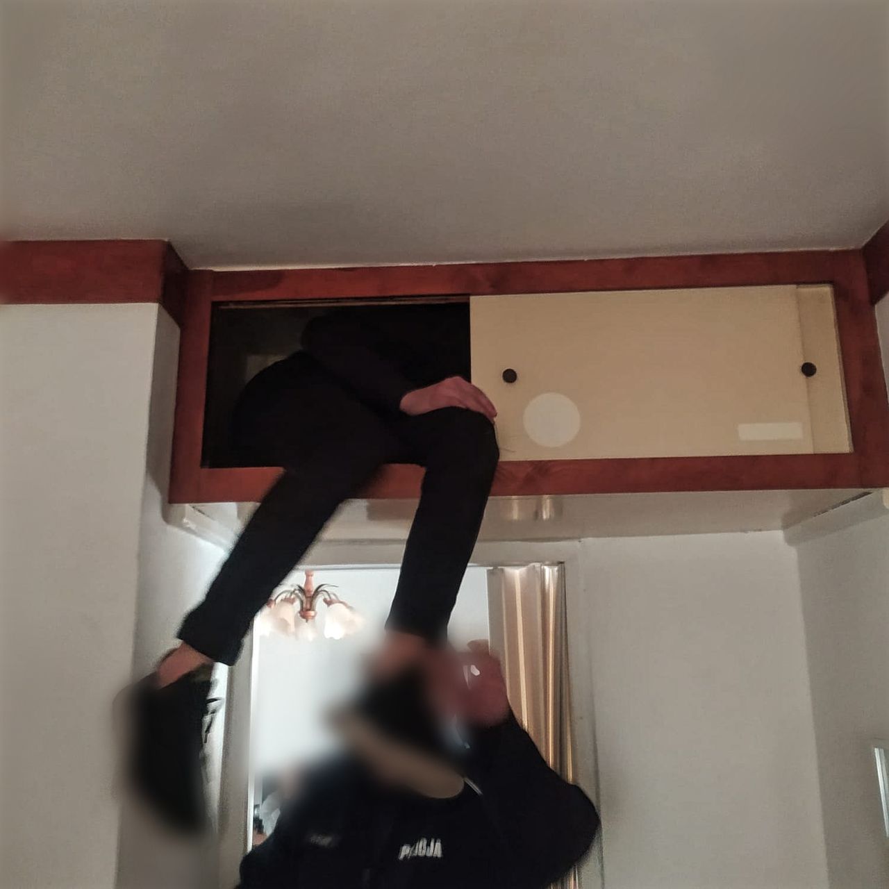 17-latek ukrył się przed policjantami w… pawlaczu