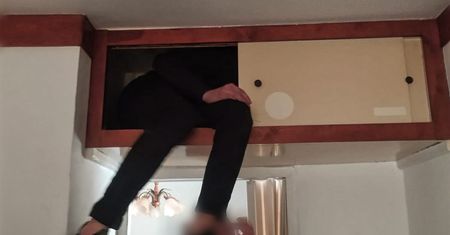 17-latek ukrył się przed policjantami w… pawlaczu