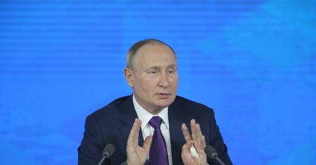 Co stoi na propagandą Putina? Była ambasador tłumaczy