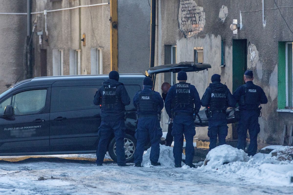Policjanci i prokurator pracowali w miejscu znalezienia poćwiartowanych zwłok 62-latka, które zostały porzucone w piwnicy jednego z bloków na Wełnowcu w Katowicach