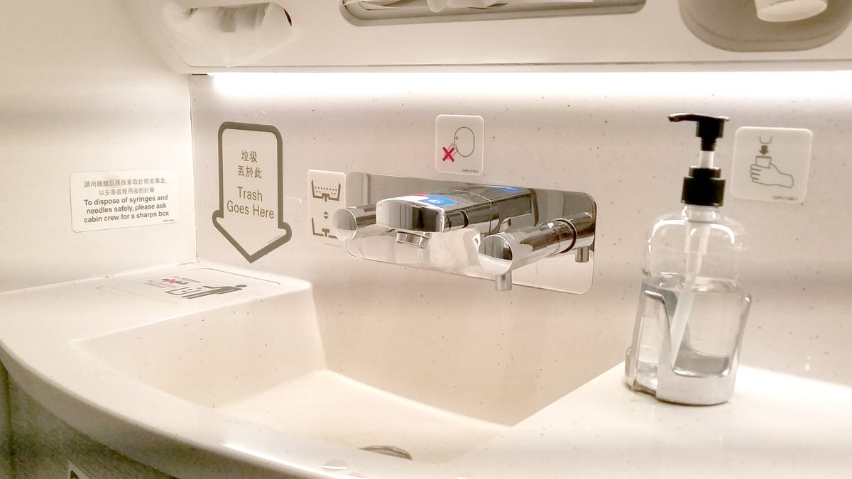 Zdaniem ekspertów, mycie rąk w samolocie to nie najlepszy pomysł